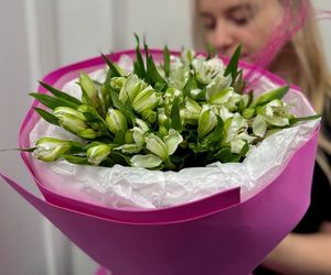 Букет «Пузырьки игристого»с пышной альстромерией