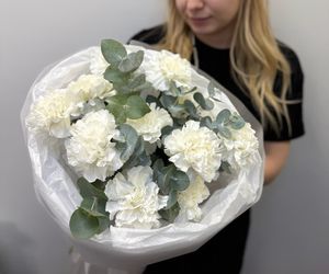 Монобукет "Мам, я люблю тебя " с белыми диантусами и ароматным эвкалиптом