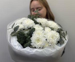 Букет «Зимний лес» с пышной хризантемой и ароматным эвкалиптом и голландской елкой