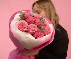 Букет "Миллион лайков" с пышной пионовидной розой, ароматным эвкалиптом в яркой упаковке