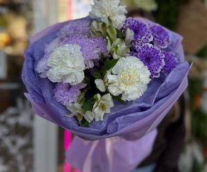 Букет «Love is»(хризантема кустовая, диантусы и альстромерия)