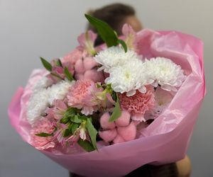 Букет "Десерт" с объемной хризантемой, стойкой астрометрией, диантусом