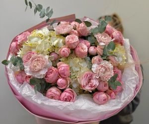 Нежный букет в розовой гамме с гортензией