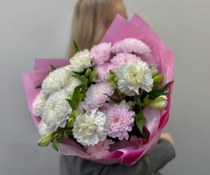 Букет «Розовое сердце» с кустовой хризантемой, стойкой астрометрией и диантусами