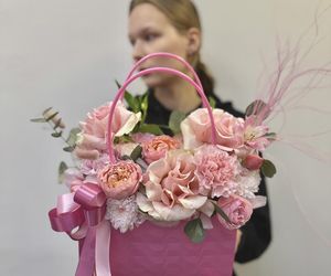 Сумочка «Конфетка» с кустовой пионовидной розой и стойкой альстромерией