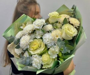 Букет «Запах лета» с пышной хризантемой, розой и брассикой