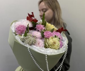 Букет «Белый жемчуг» с кустовой хризантемой, брассикой и стойкой альстромерией