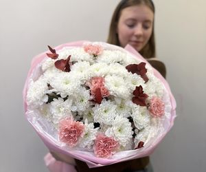 Букет «Личи» с пышной хризантемой, диантусами и эвкалиптом