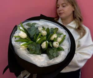 Букет «Cвежее утро» с белыми тюльпанами и ароматным эвкалиптом