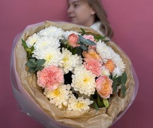 Букет "Сад" с пышной хризантемой, кустовой пионовидной розой, диантусами и эвкалиптом