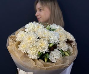 Букет "Яблочный пирог" с пышной хризантемой стойкой альстромерией