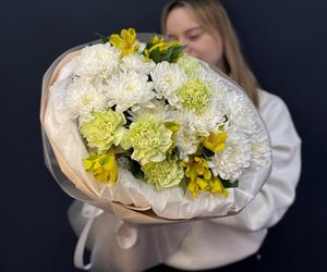 Букет "Бери, не прогадаешь" с пышной хризантемой, стойкой альстромерией и диантусом