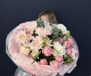 Букет « Ты пахнешь как любовь» с кустовой хризантемой, стойкой альстромерией и кустовой пионовидной розой