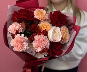 Букет «Теплые объятия» с красной французской розой, стойкой астрометрией, нежными ранункулюсами