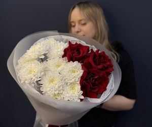 Букет «Любовь» с пышной хризантемой, французкой розой