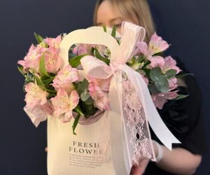 Пышная сумочка "колокольчик" с пышной альстромерией