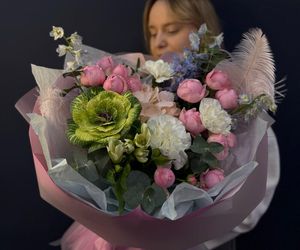 Букет "Первое свидание" с диантусом, стойкой альстромерией, ароматным эвкалиптом, кустовой пионовидной розой