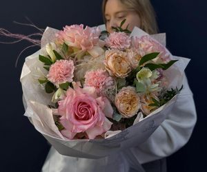 Букет "Облако любви" с французской розой, гортензией, дианутсом, кустовой розой, стойкой альстромерией, ароматным эвкалиптом