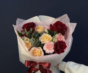 Букет "Тёплый плед S" с французской розой, дианутсом, кустовой розой, стойкой альстромерией, ароматным эвкалиптом