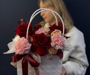 Композиция " Вечерний поцелуй" с французской розой, диантусом, ароматным эвкалиптом и кустовой розой