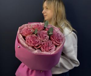 Букет из пионовидных роз Кантри Блюз 9 штук с ароматным эвкалиптом в розовой упаковке