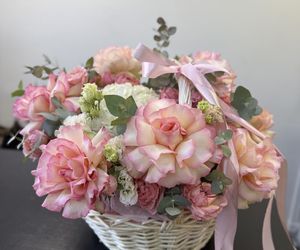 Корзина «Бантик» пышная композиция из французских роз с ароматным эвкалиптом