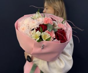 Букет "Любовь в кадре" с кустовой хризантемой, стойкой альстромерией, пышной розой