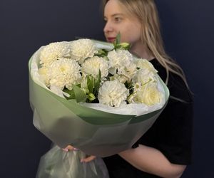 Букет «Она будет в восторге M" в зеленой гамме, с полевой ромашкой, ароматной одноголовой розой, хризантемой