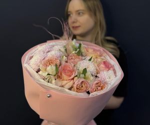 Букет "Надо брать М" с кустовой розой, французской, пышной альстромерией