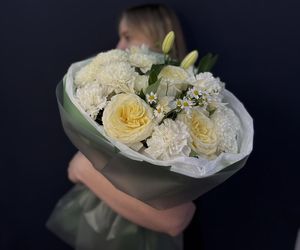 Букет Она будет в восторге L в зеленой гамме, с полевой ромашкой, пионовидной Лилей, и ароматной одноголовой розой