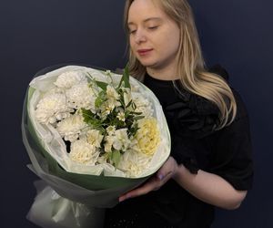 Букет «Она будет в восторге S" в зеленой гамме, с полевой ромашкой, ароматной одноголовой розой, хризантемой