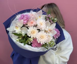 Букет «Тепло» с орхидей, пышной хризантемой и стойкой альстромерией