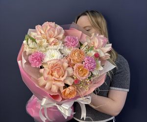 Букет « Сладкая клубничка🍓M» с пышной хризантемой, французской розой и стойкой альстромерией