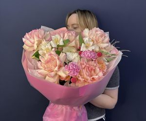 Букет «Сладкая клубничка 🍓L» с пышной хризантемой, французской розой, стойкой альстромерией и диантусом