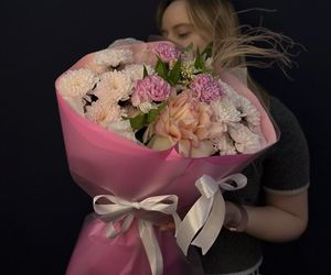 Букет «Сладкая клубничка🍓S» пышный букет с французской розой, кустовой хризантемой, стойкой альстромерией и диантусами