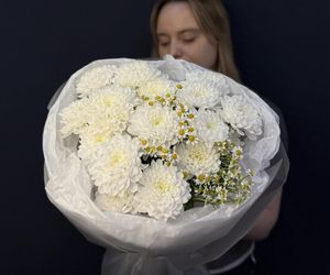 Букет «Для моей кокетки-конфетки» из кустовой хризантемы и матркиарии