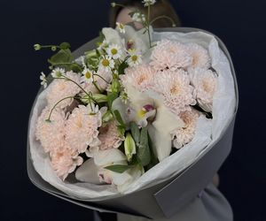 Букет пышный "Десерт" с объемной хризантемой, стойкой астрометрией