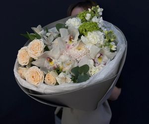 Букет пышный «Моей любимке» с кустовой хризантемой, стойкой астрометрией и орхидей