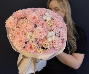 Букет Сладкий персик из кустовой персиковых хризантем, полевой ромашки и хлопка