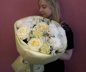 Букет Сливочное масло  с ароматной гиеновидной розой, пышной хризантемой