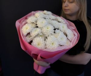 Моно букет из 5 белых хризантем