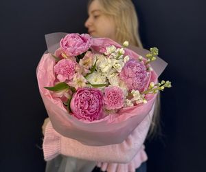 Букет «Малиновый щербет» с пионами, маттилой, хризантемой, альстромерией