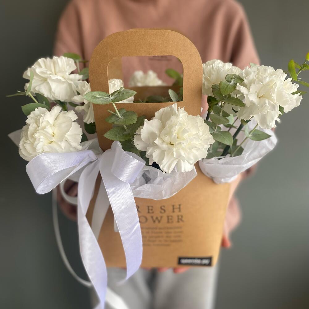 Композиция в сумке из диантусов