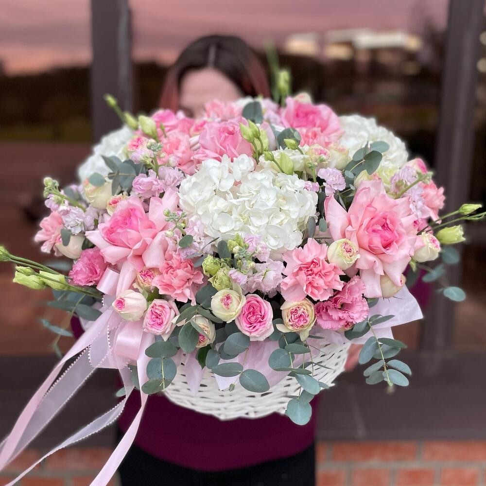 Корзина с цветами «Шикарный презент»