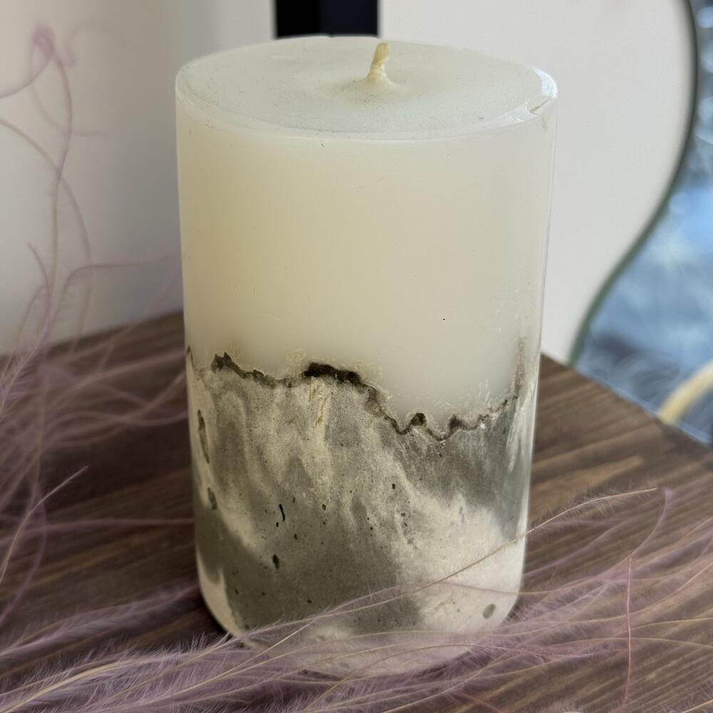 Свеча из бетона средняя