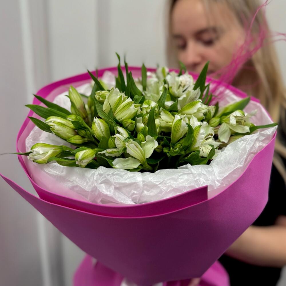 Букет «Пузырьки игристого»с пышной альстромерией