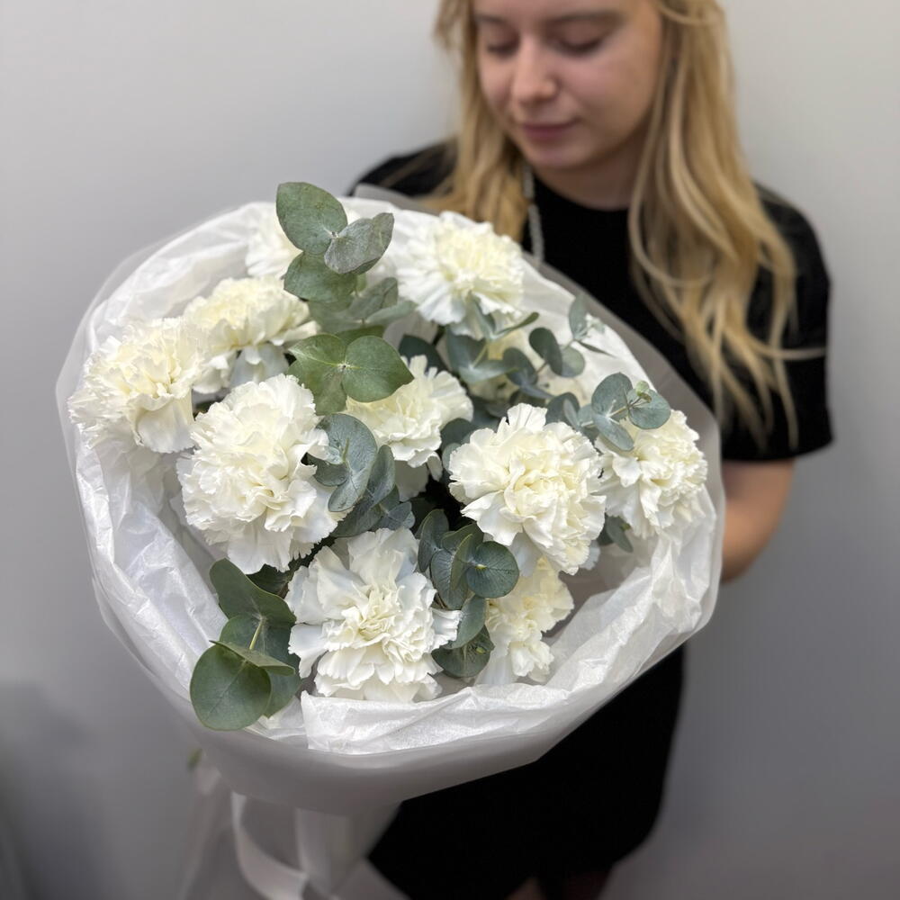 Монобукет "Мам, я люблю тебя " с белыми диантусами и ароматным эвкалиптом