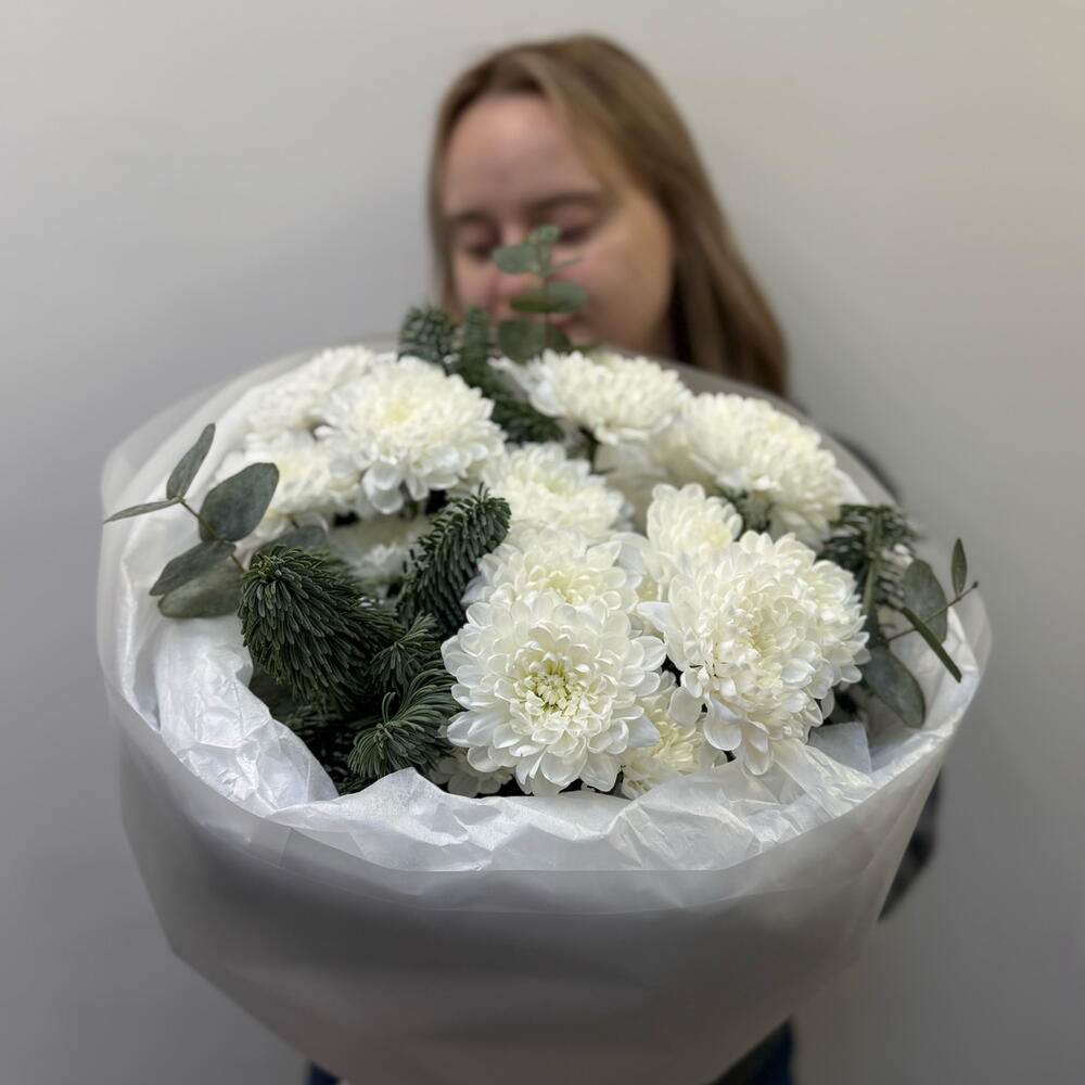 Букет «Зимний лес» с пышной хризантемой и ароматным эвкалиптом и голландской елкой