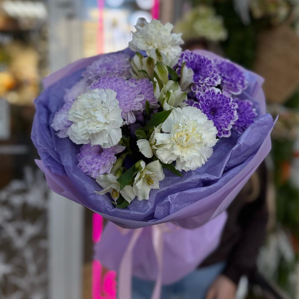 Букет «Love is»(хризантема кустовая, диантусы и альстромерия)