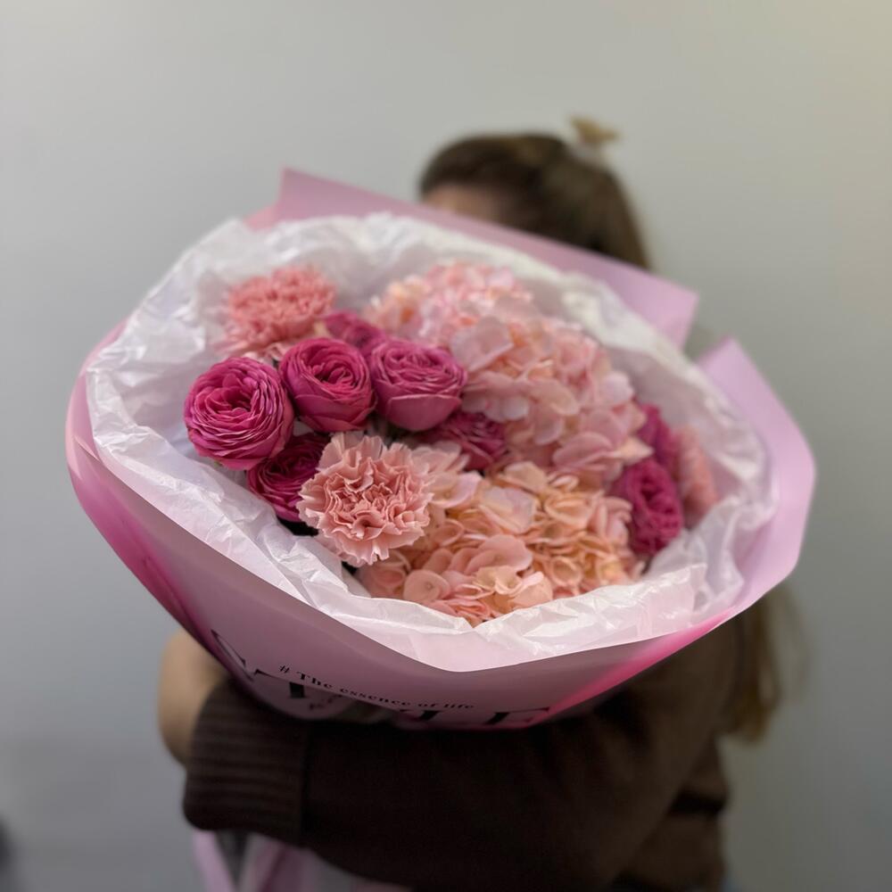 Букет «Мой Август» с колумбийской гортензией, кустовой пионовидной розой